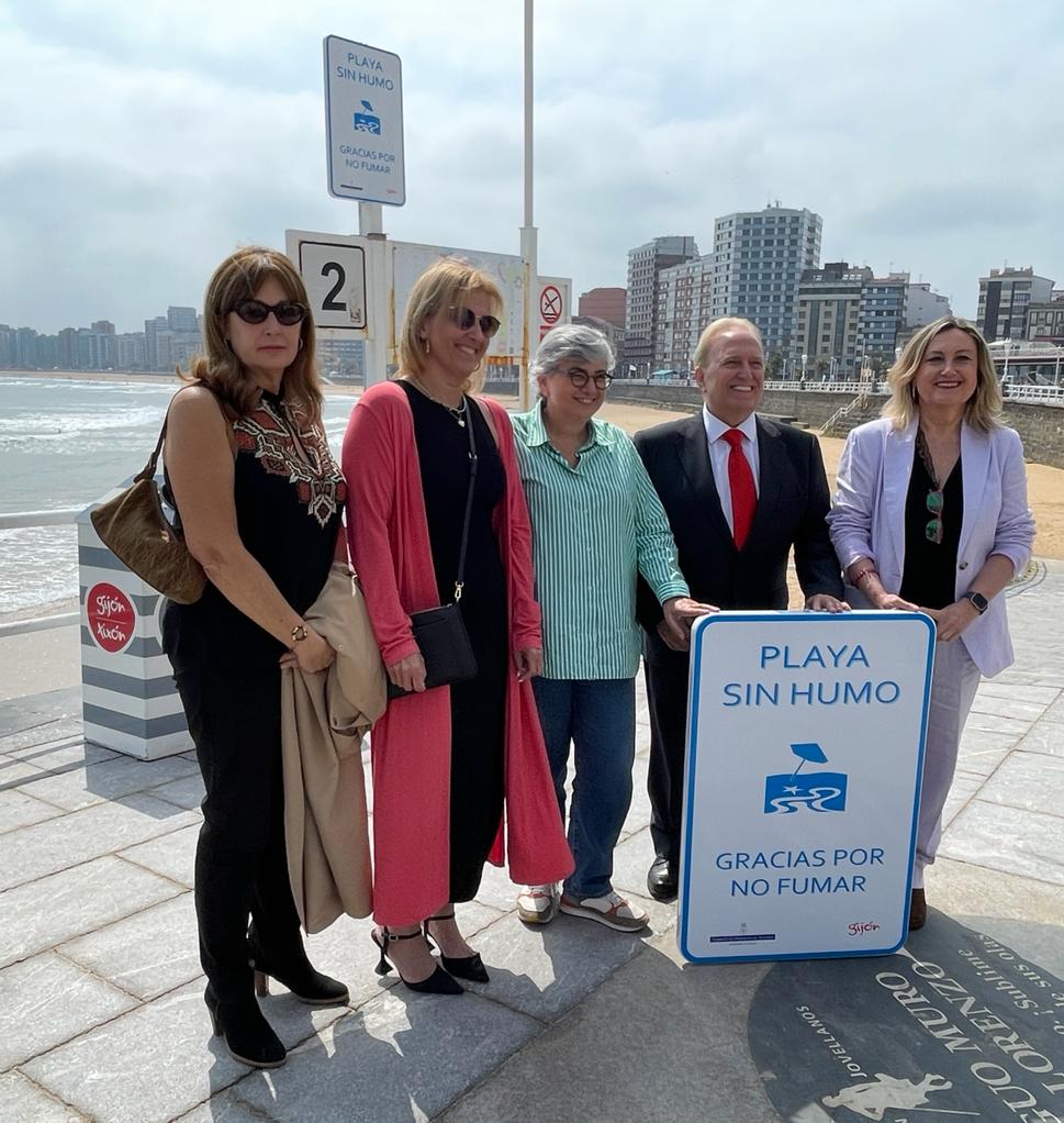 La playa gijonesa de San Lorenzo es ya playa 'sin humo' La playa gijonesa de San Lorenzo es ya playa 'sin humo'