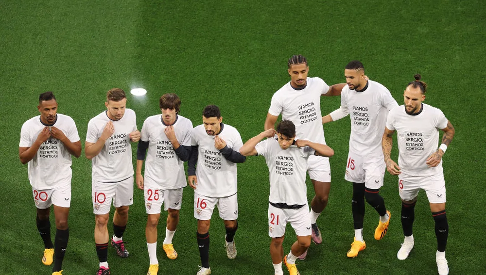 Los jugadores del Sevilla saltan en el calentamiento previo a la final de la Europa League
