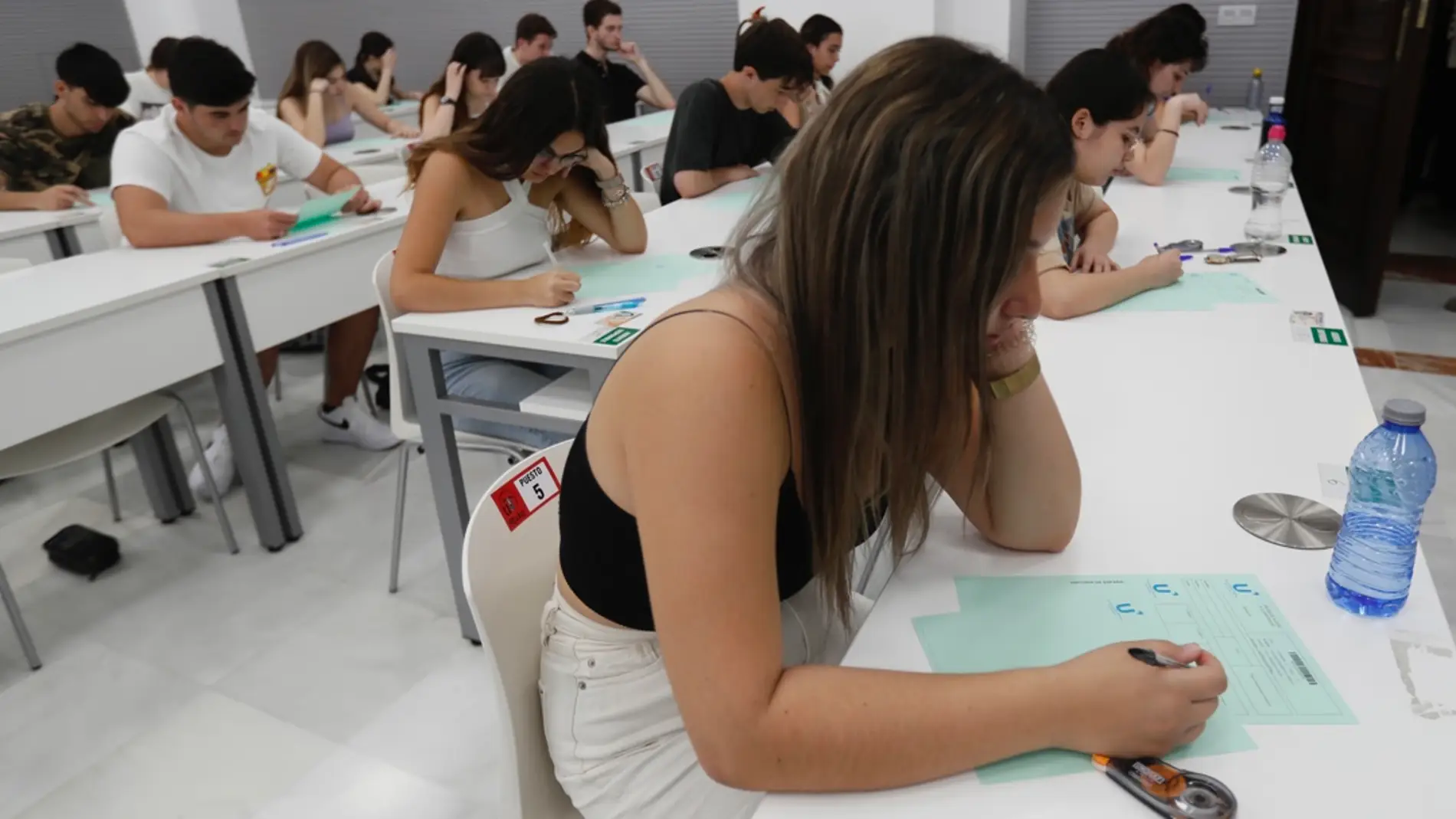 Imagen de archivo de un grupo de estudiantes durante el examen de acceso a la universidad/ EFE/José Manuel Vidal