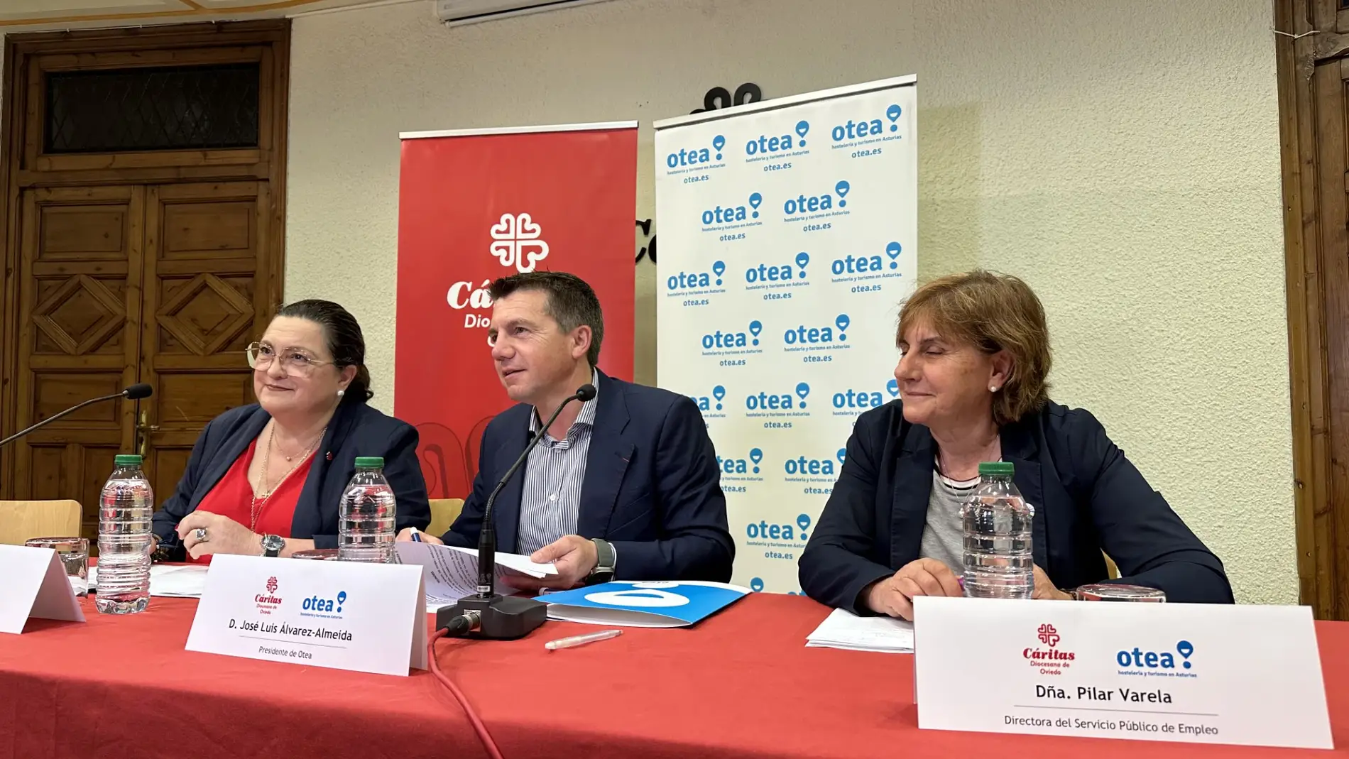 Elsa Suárez Álvarez Cascos, José Luis Álvarez-Almeida y Nuria Varela durante la firma del convenio.