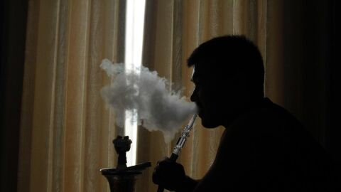 Hombre fumando en cachimba