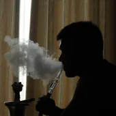 Hombre fumando en cachimba Hombre fumando en cachimba