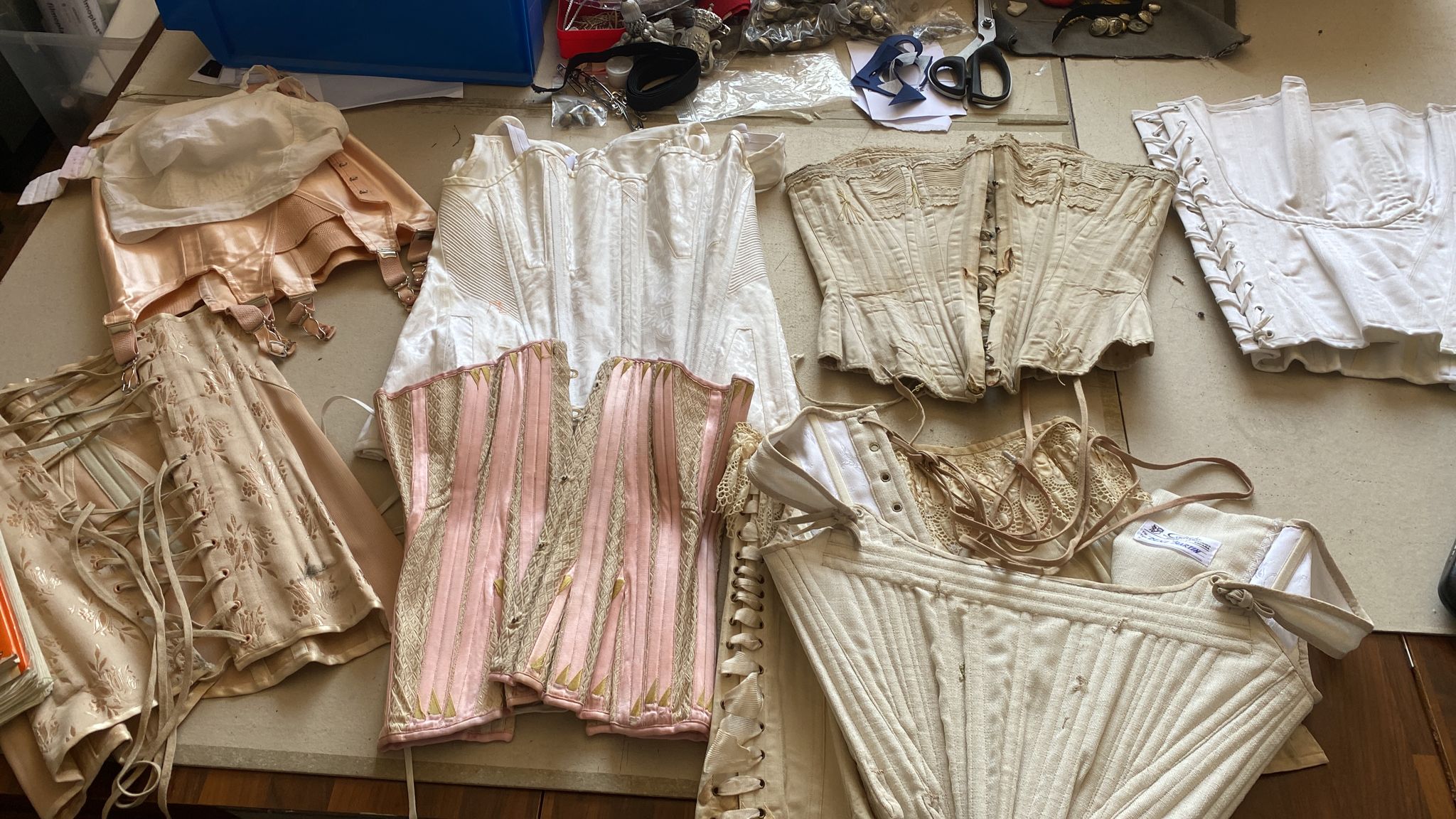 Historia de la moda a través de distintas prendas: del taparrabos al corsé Historia de la moda a través de distintas prendas: del taparrabos al corsé