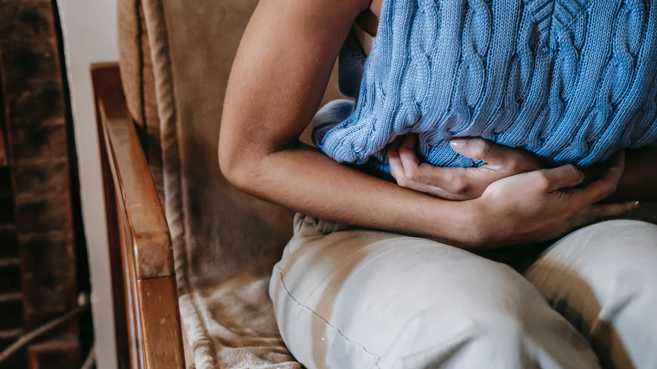 Una mujer con dolor menstrual