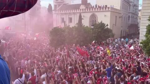Sevilla se tiñe de blanco y rojo para festejar la Séptima