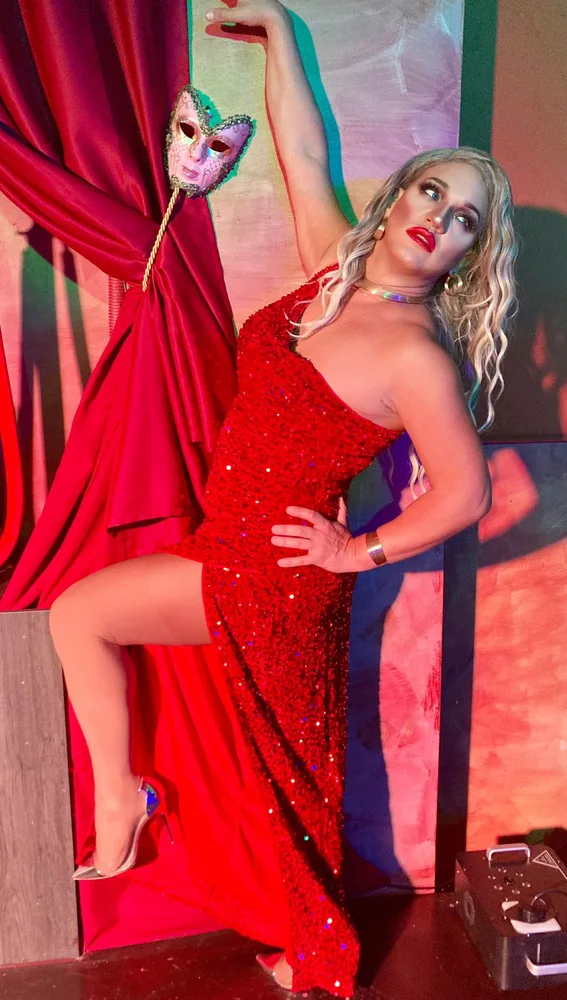 La drag queen Tina Paparelli actuando en el escenario