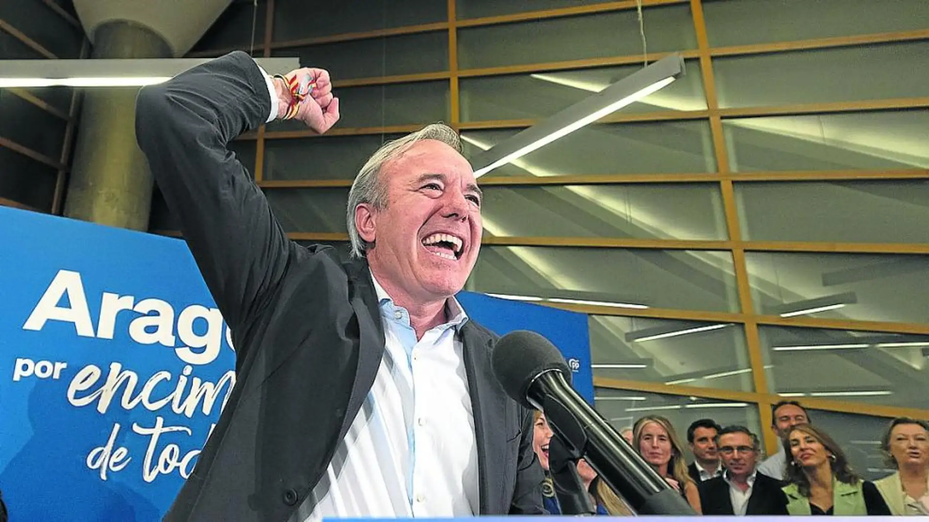 El candidato Azcón celebra el triunfo de los populares