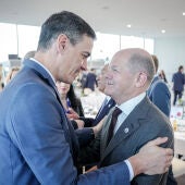 Pedro Sánchez saluda a al primer ministro alemán Olaf Scholz en la reunión de líderes europeos de Moldova.