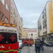 Una ambulancia de Cruz Roja desplazada hasta el lugar del incendio tras una explosión en un bloque de viviendas de Badajoz 