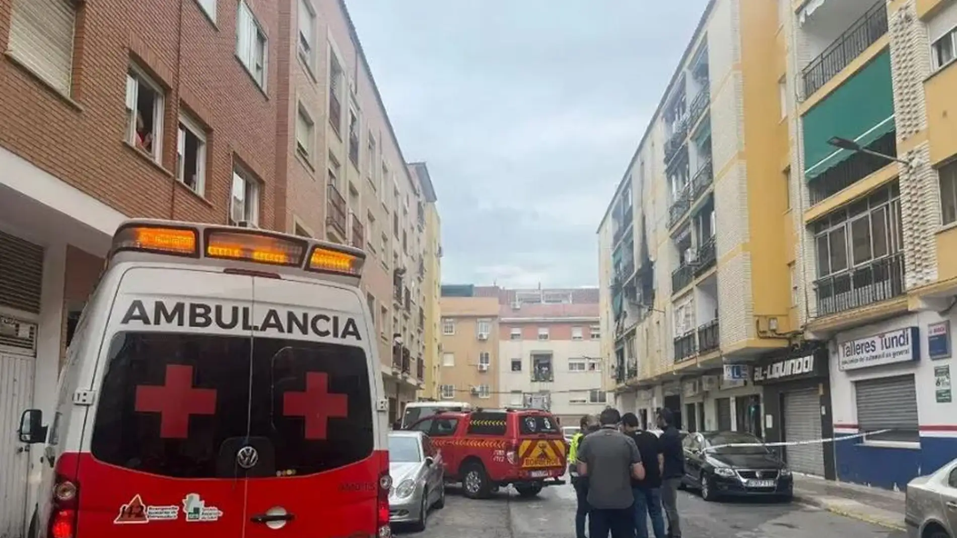 Una ambulancia de Cruz Roja desplazada hasta el lugar del incendio tras una explosión en un bloque de viviendas de Badajoz 