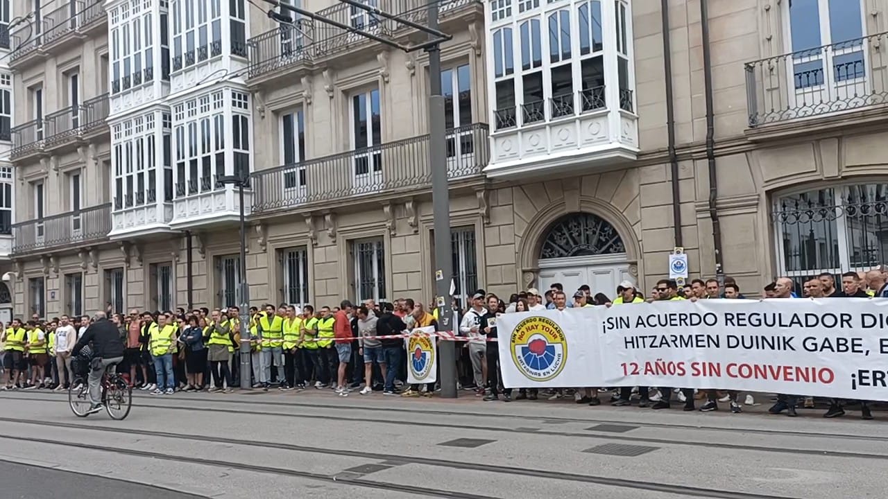 Sonora pitada de centenares de ertzainas frente al Parlamento vasco Sonora pitada de centenares de ertzainas frente al Parlamento vasco