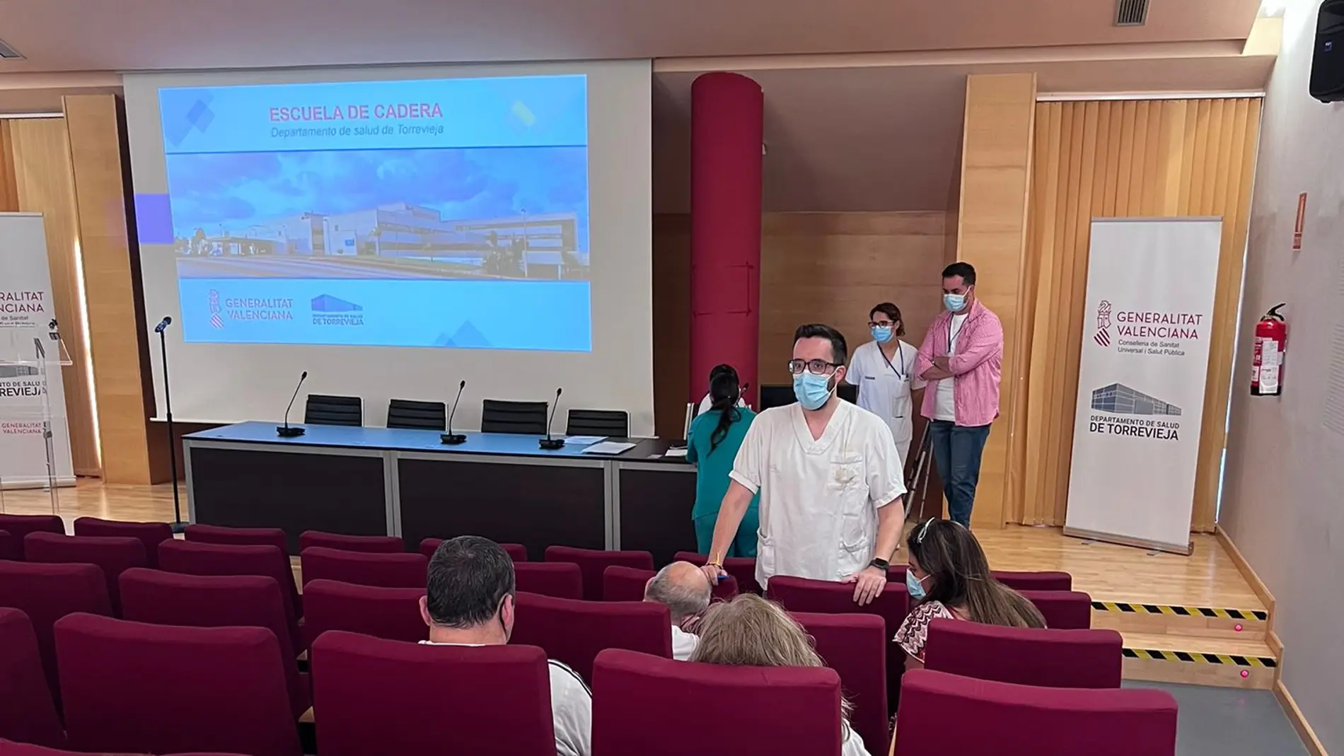 El hospital universitario de Torrevieja pone en marcha una escuela de cadera 