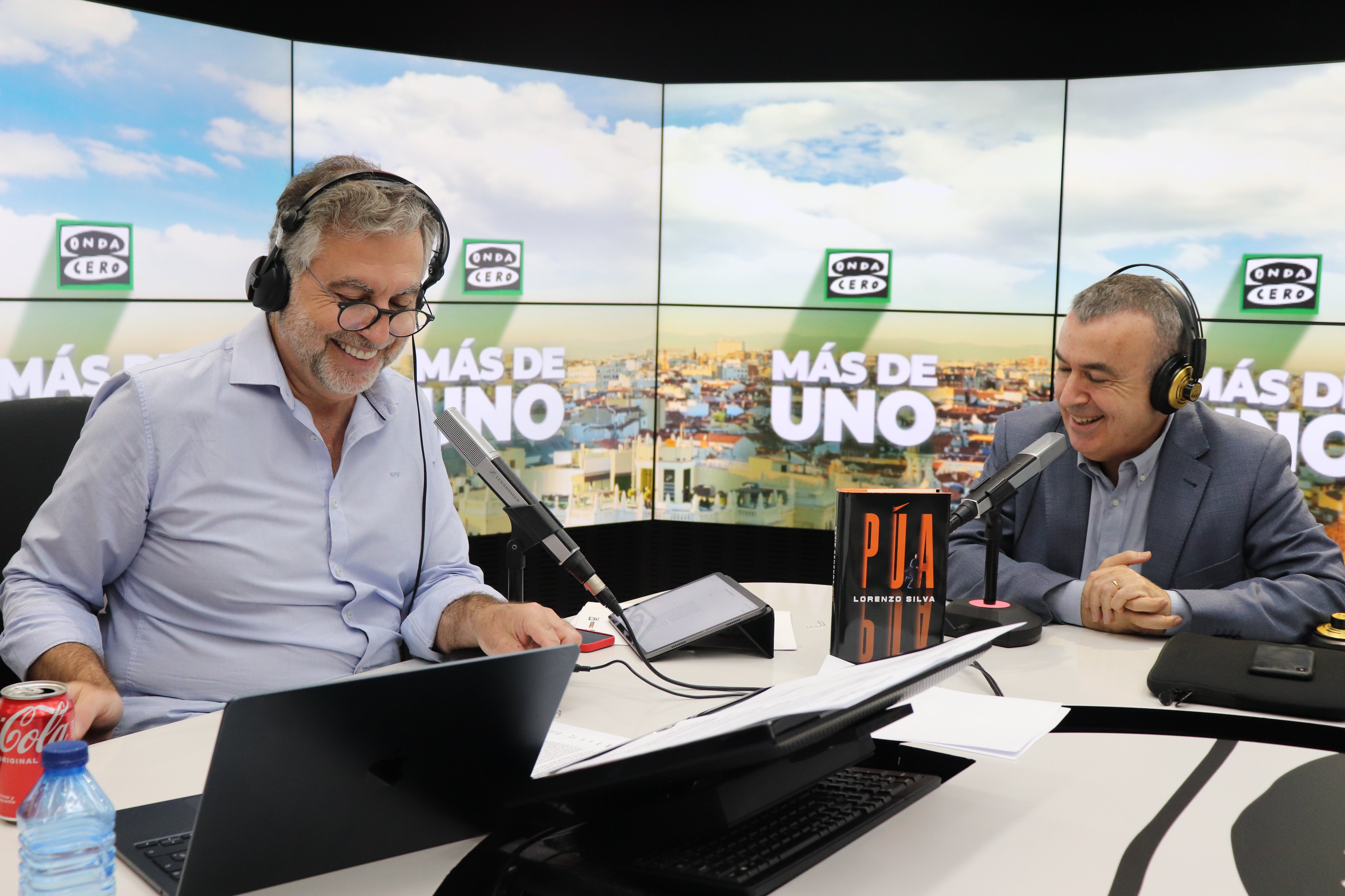 Vídeo | Carlos Alsina entrevista a Lorenzo Silva por su libro 'Púa' Vídeo | Carlos Alsina entrevista a Lorenzo Silva por su libro 'Púa'