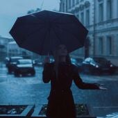 Mujer con paraguas