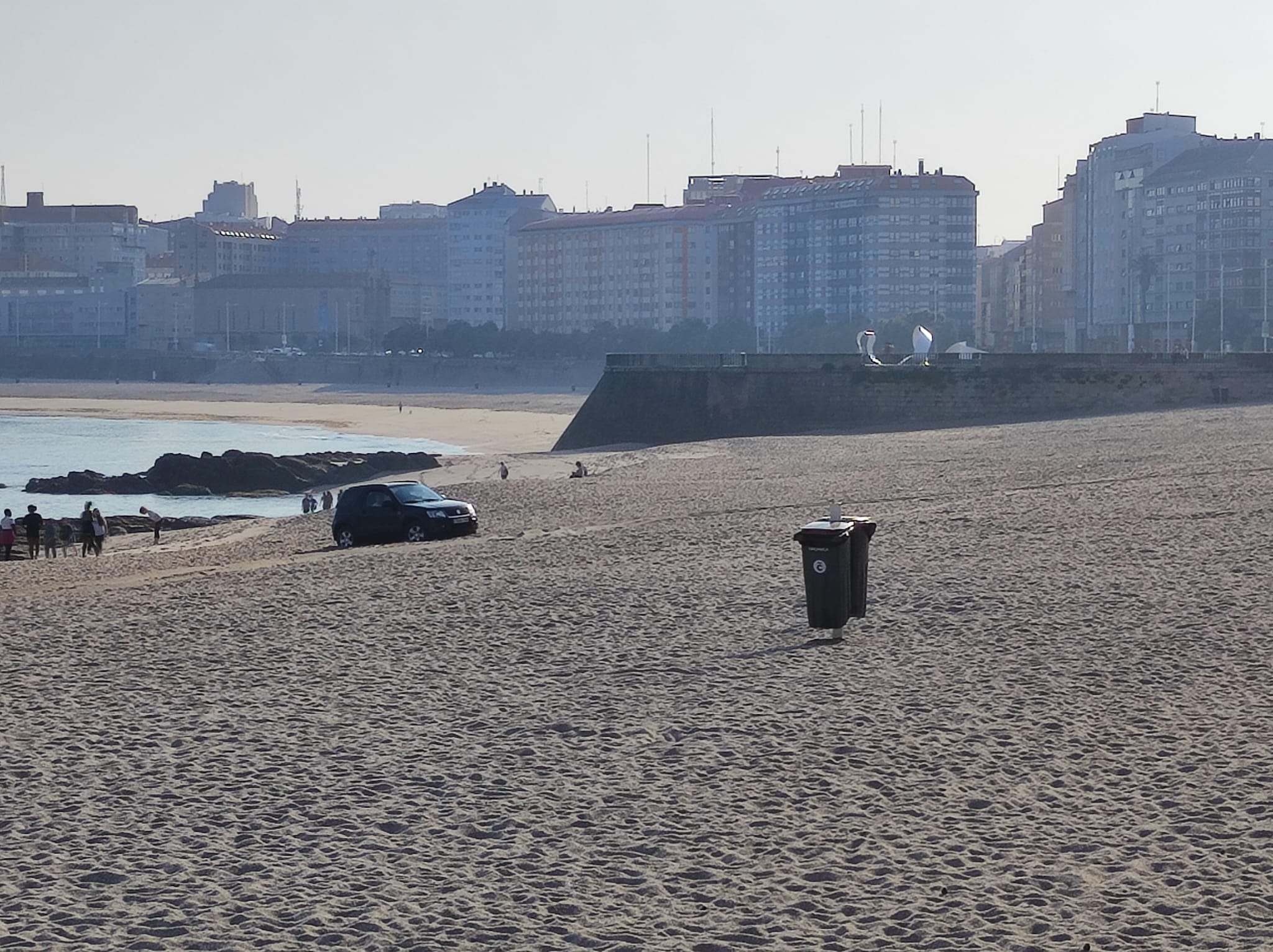 Coche camuflado de la Policía atascado en la playa de Riazor y charlando con el Barroquista sobre "El Eco Pintado" Coche camuflado de la Policía atascado en la playa de Riazor y charlando con el Barroquista sobre "El Eco Pintado"