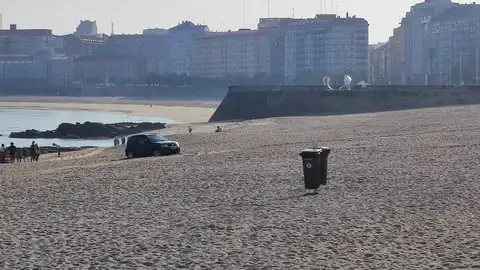 Coche camuflado de la Policía en Riazor DE la patrulla de Medio Ambiente