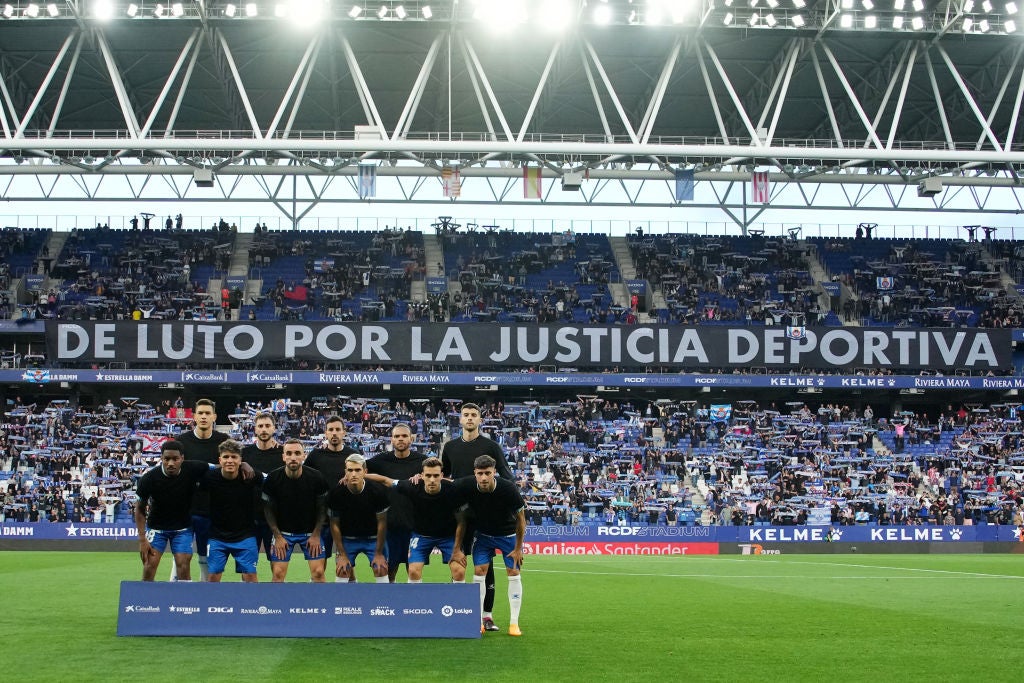 El Espanyol está un minuto sin jugar ante el Almería como protesta por sus polémicas arbitrales El Espanyol está un minuto sin jugar ante el Almería como protesta por sus polémicas arbitrales