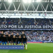 Los futbolistas del Espanyol protestan por las polémicas arbitrales