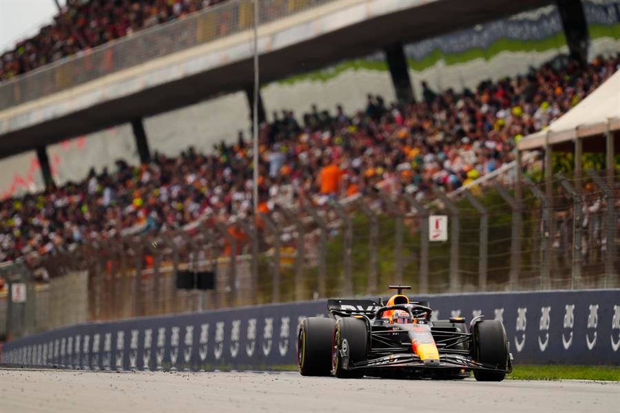 Verstappen arrasa en un mal día para Sainz y Alonso Verstappen arrasa en un mal día para Sainz y Alonso