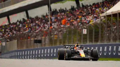 Verstappen arrasa en un mal día para Sainz y Alonso Verstappen arrasa en un mal día para Sainz y Alonso