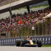 Verstappen arrasa en un mal día para Sainz y Alonso Verstappen arrasa en un mal día para Sainz y Alonso