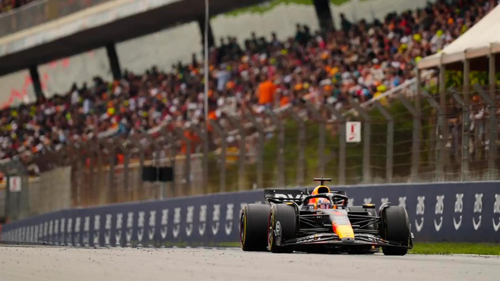 Verstappen arrasa en un mal día para Sainz y Alonso