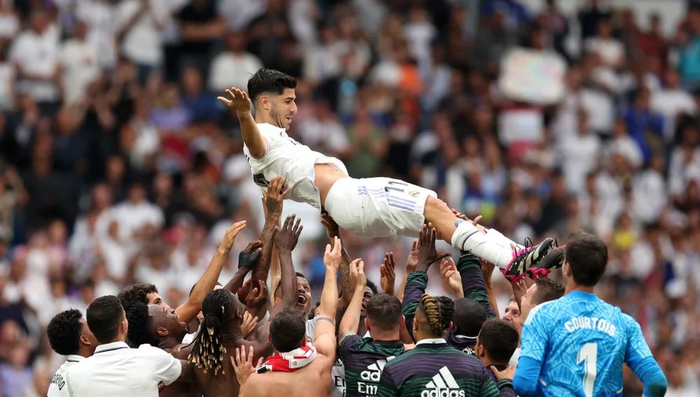 Marco Asensio es manteado por sus compañeros en su último partido con el Real Madrid