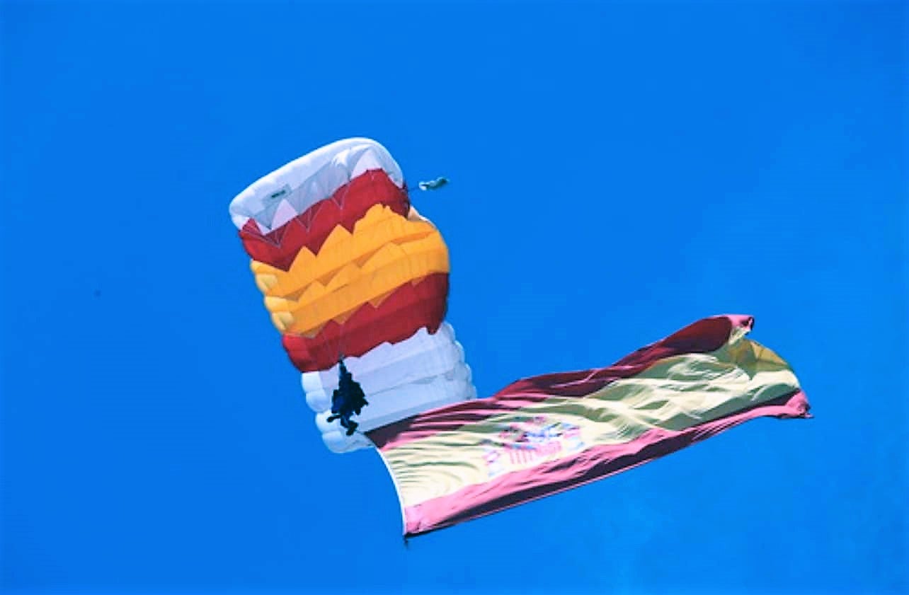 La ilicitana Mª del Carmen Gómez Hurtado, primera mujer paracaidista en saltar con la bandera de España el Día de las Fuerzas Armadas La ilicitana Mª del Carmen Gómez Hurtado, primera mujer paracaidista en saltar con la bandera de España el Día de las Fuerzas Armadas
