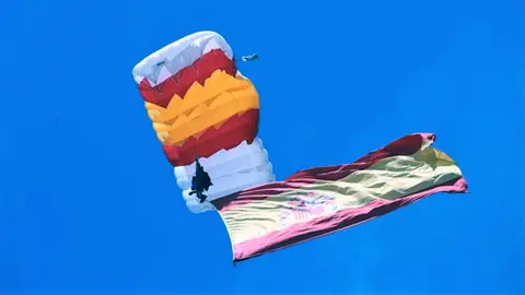 La paracaidista de Elche María del Carmen Gómez Hurtado es el salto del Día de las Fuerzas Armadas.