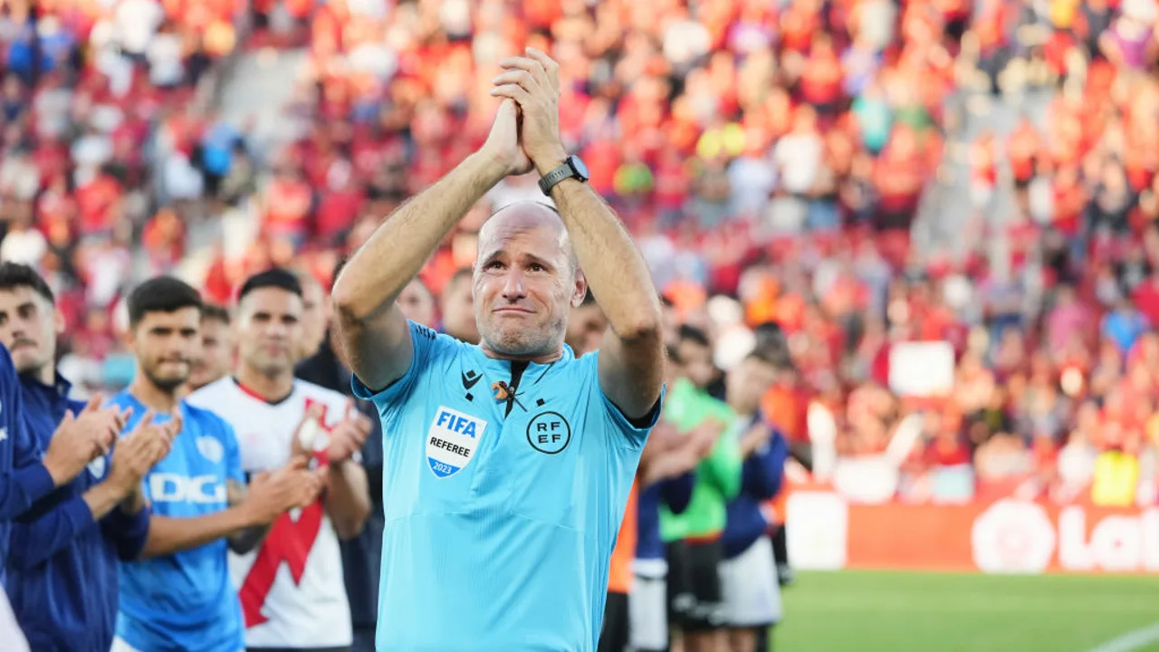 Las lágrimas de Mateu Lahoz en su despedida del arbitraje en España