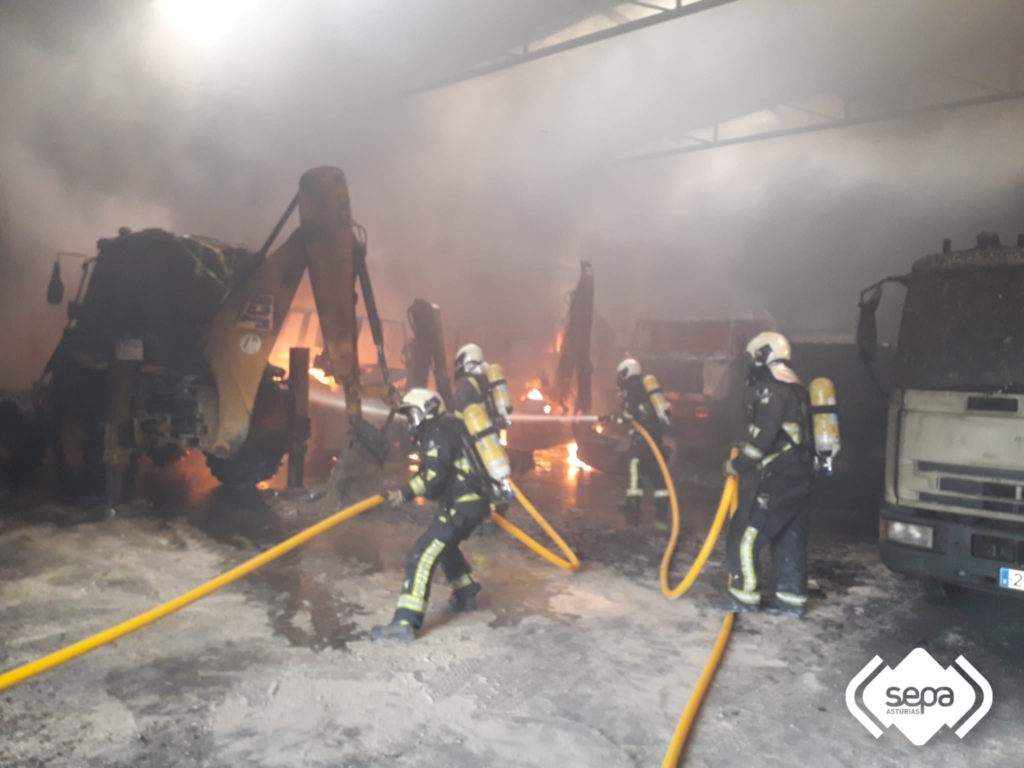 El fuego calcina una nave del punto limpio de Pola de Siero El fuego calcina una nave del punto limpio de Pola de Siero