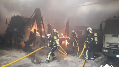 El fuego calcina una nave del punto limpio de Pola de Siero El fuego calcina una nave del punto limpio de Pola de Siero