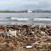 Imagen de residuos plásticos en una playa