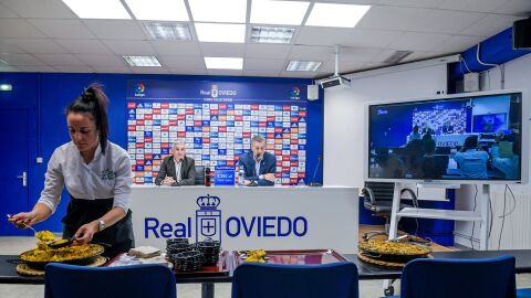 Roberto Su&aacute;rez y Mart&iacute;n Pel&aacute;ez, director deportivo y presidente del Real Oviedo, en el Carlos Tartiere