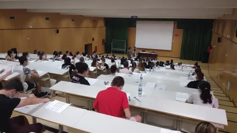 Comienza la EvAU para más de 5.000 estudiantes en la Universidad de Alcalá Estudiantes durante una de las pruebas de la EvAU