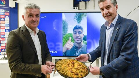 Roberto Su&aacute;rez y Mart&iacute;n Pel&aacute;ez, ante una imagen de Camarasa