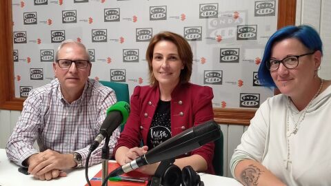 Luisa M&aacute;rquez (centro), junto a sus concejales Ram&oacute;n Galelgo y &Aacute;ngela Notario