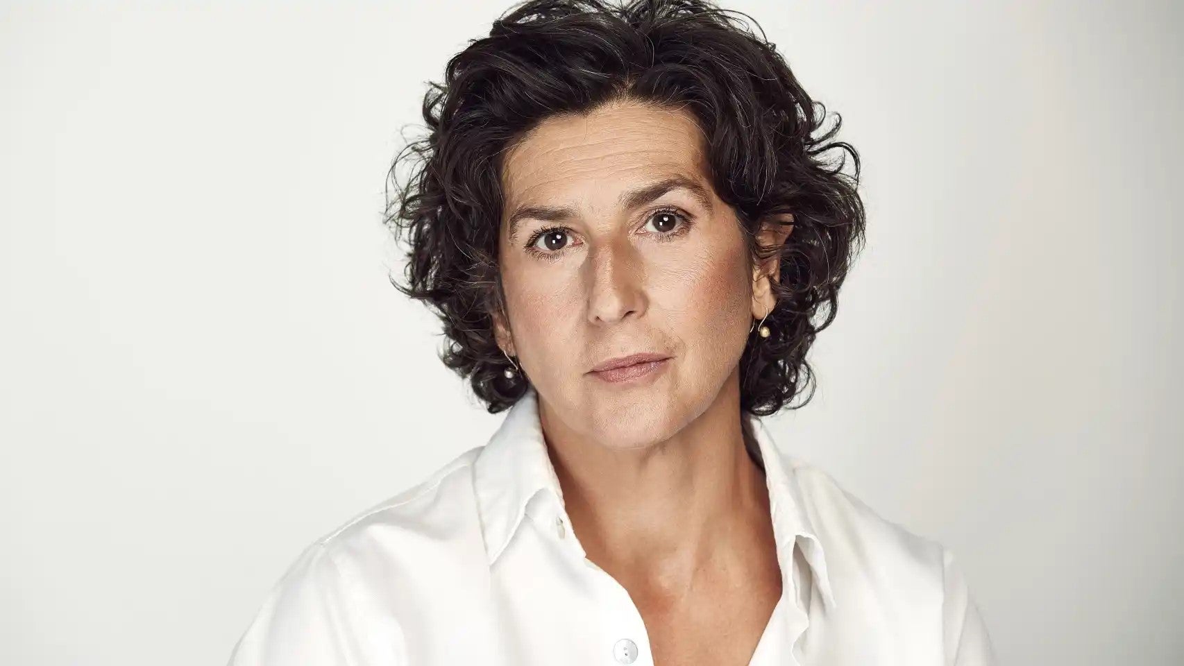 La actriz Elvira Mínguez presenta su libro 'La Sombra de la Tierra' en Alicante La actriz Elvira Mínguez presenta su libro 'La Sombra de la Tierra' en Alicante