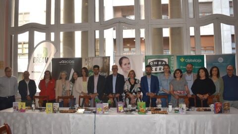 Onda Cero Albacete entrega m&aacute;s de 1.200 libros a Cruz Roja gracias a Sonrisas de Cuento 