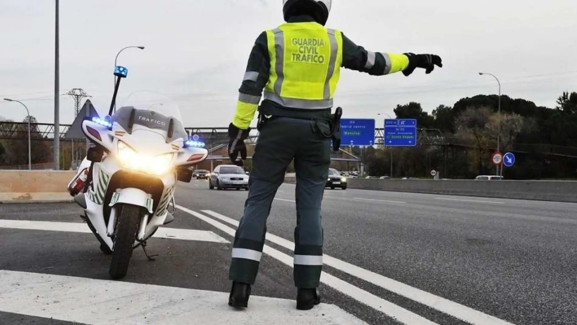 Qué hay que responder cuando un agente te pregunta: “¿Sabe por qué le he parado?” 8 Merca2.es ¿Qué hacer si un agente pregunta si puede registrar el coche?