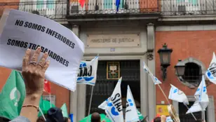 Protesta de funcionarios de la Administración de Justicia frente a la sede del ministerio de Justicia en Madrid este miércoles.