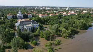 Imagen de las inundaciones en Nueva Kajovka tras la explosión de la presa