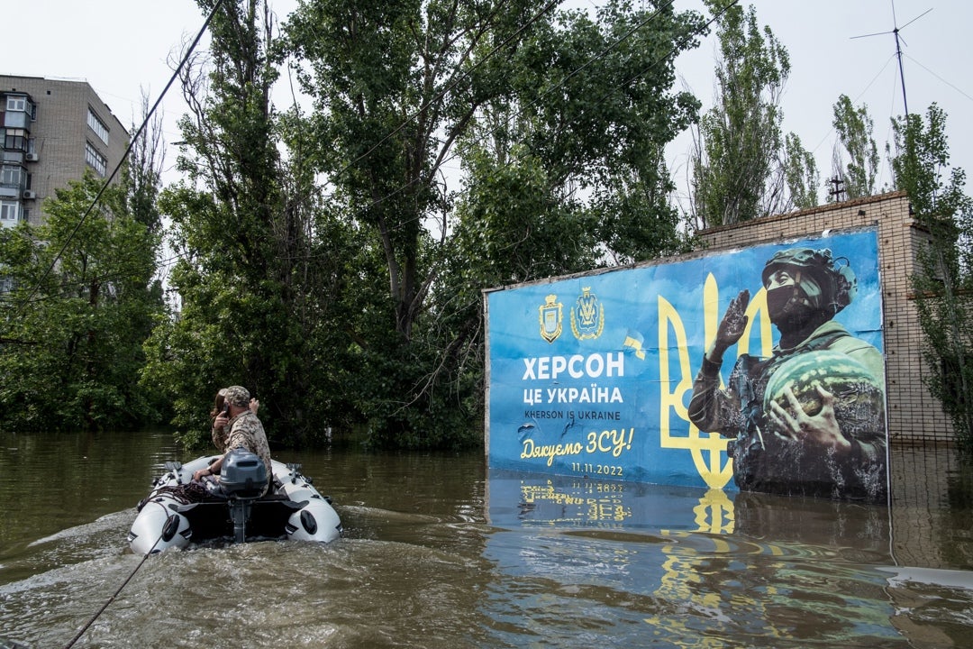 Las autoridades prorrusas cifran en cinco los muertos por las inundaciones tras la voladura de la presa de Kajovka Las autoridades prorrusas cifran en cinco los muertos por las inundaciones tras la voladura de la presa de Kajovka