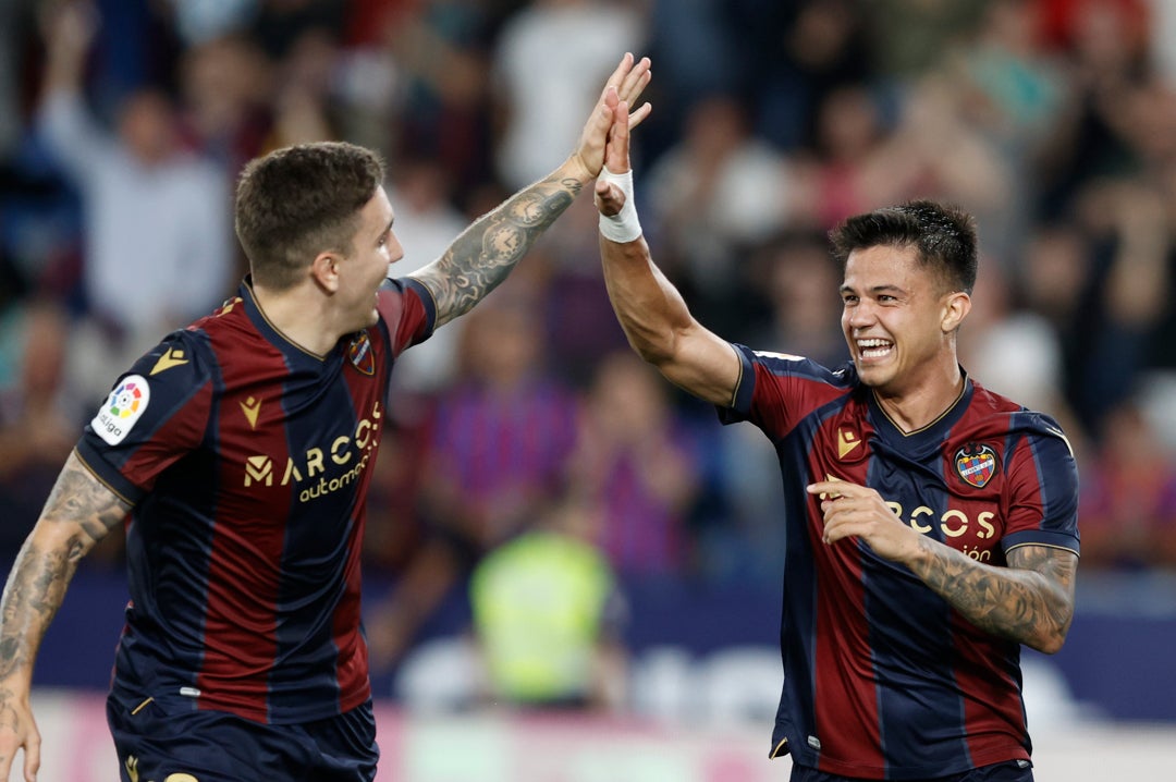 El Levante golea al Albacete y jugará la final El Levante golea al Albacete y jugará la final
