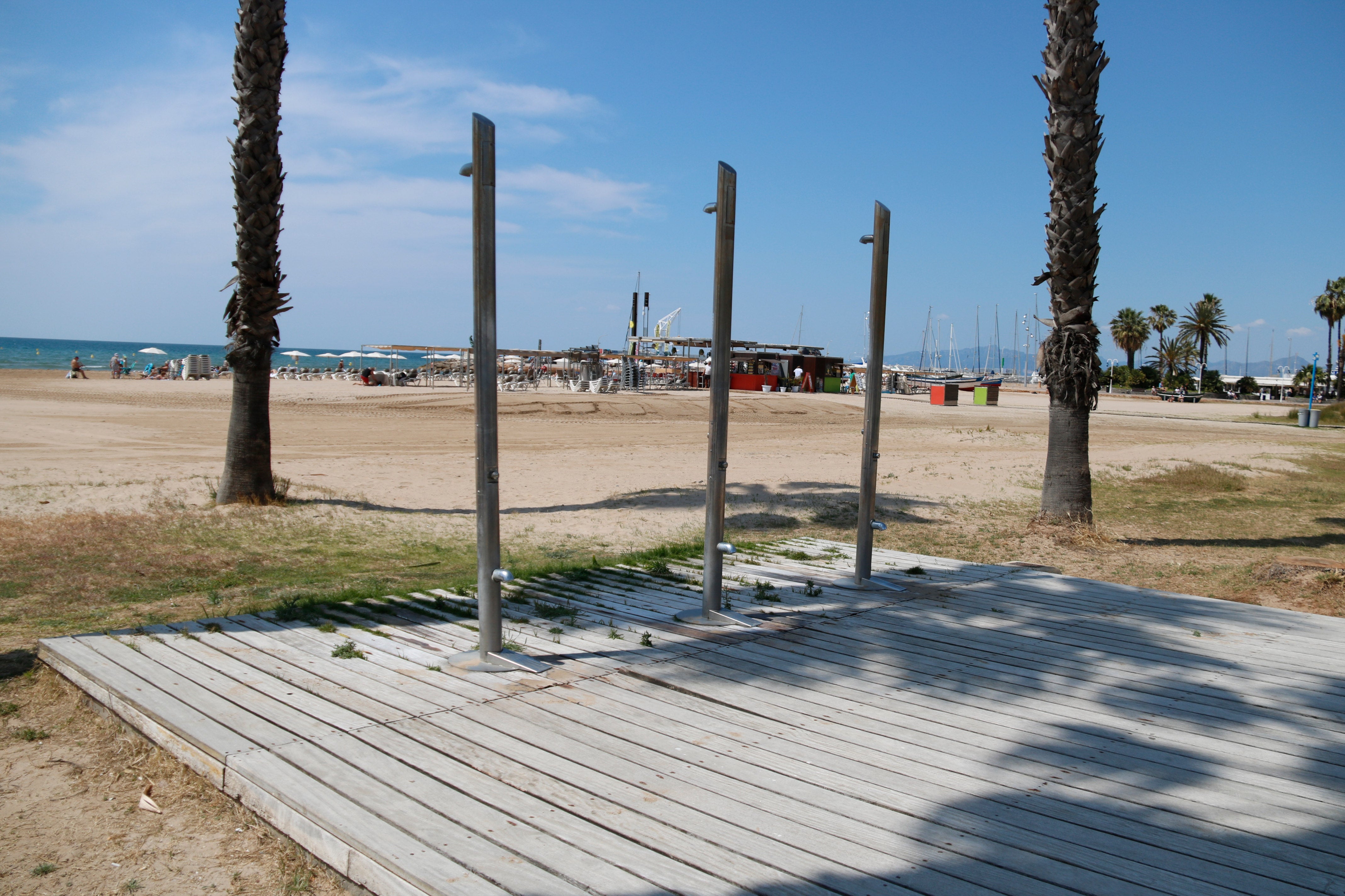 Tarragona i Salou restringeixen l'accés a les dutxes de les platges Tarragona i Salou restringeixen l'accés a les dutxes de les platges