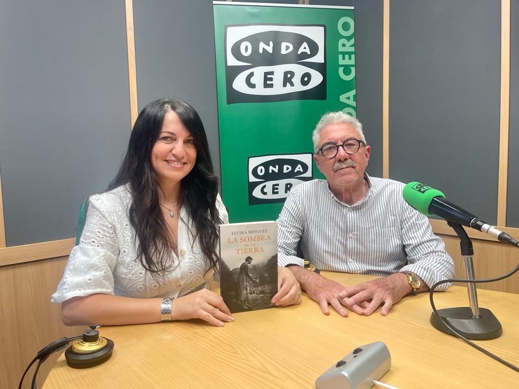 'La sombra de la tierra' ópera prima de Elvira Mínguez, protagonista de las veladas literarias de Maestral en Alicante 'La sombra de la tierra' ópera prima de Elvira Mínguez, protagonista de las veladas literarias de Maestral en Alicante