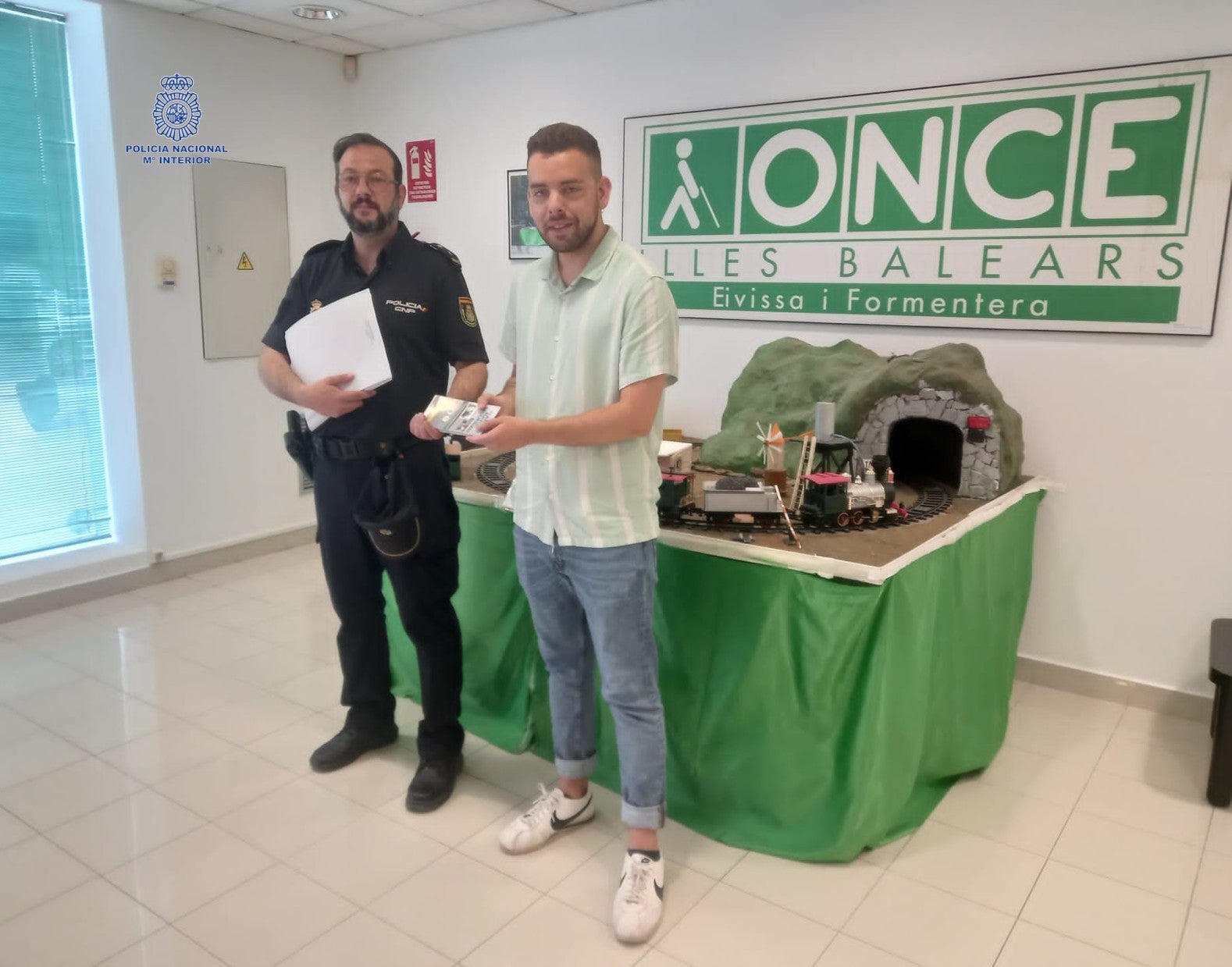 La Policía Nacional y la ONCE de Ibiza colaboran para mejorar la atención a las personas con discapacidad La Policía Nacional y la ONCE de Ibiza colaboran para mejorar la atención a las personas con discapacidad