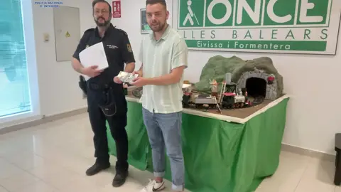 La Policía Nacional y la ONCE de Ibiza colaboran para mejorar la atención a las personas con discapacidad La Policía Nacional y la ONCE de Ibiza colaboran para mejorar la atención a las personas con discapacidad