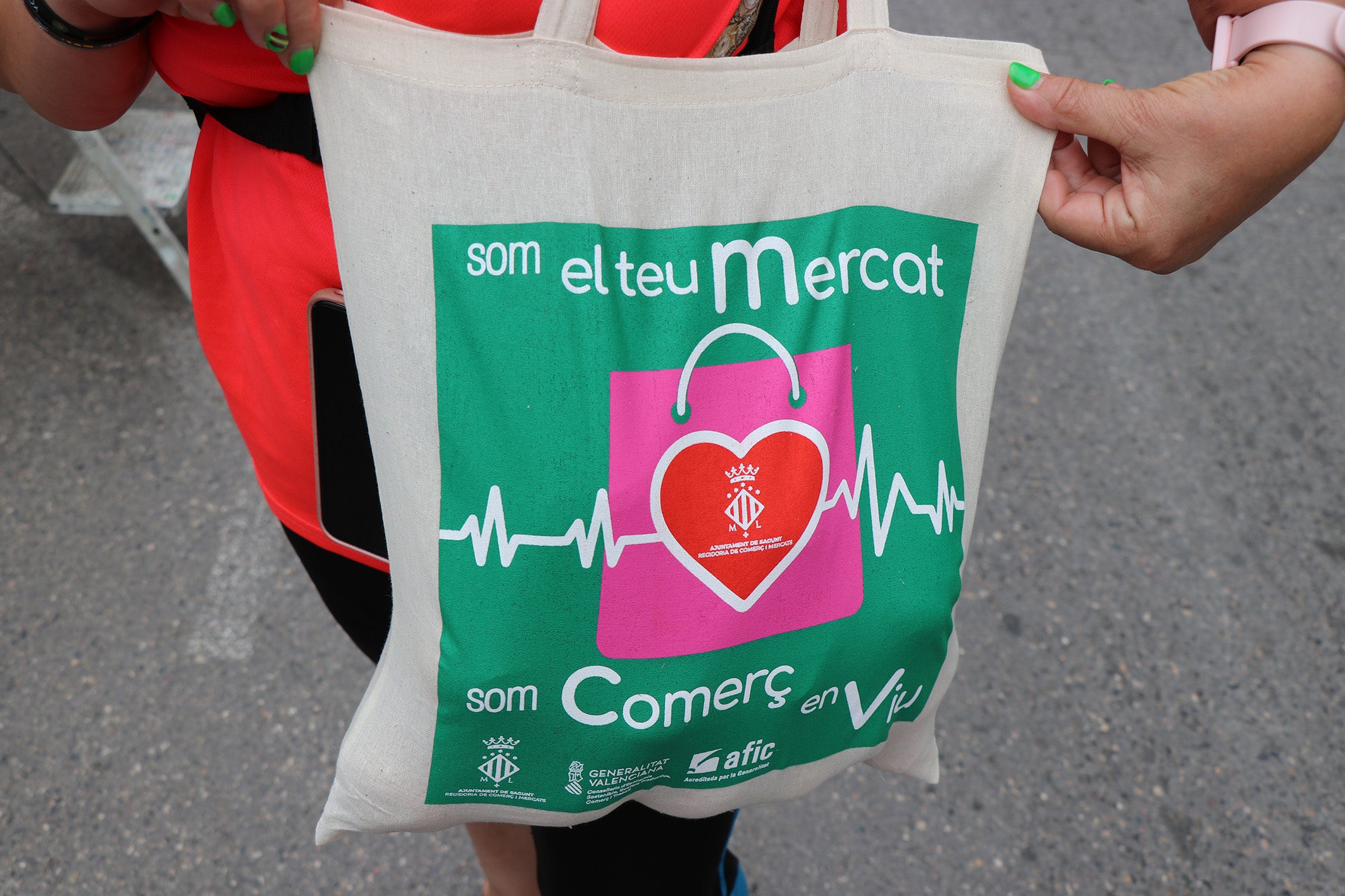 El Ayuntamiento de Sagunto reparte bolsas de tela para reivindicar el comercio local El Ayuntamiento de Sagunto reparte bolsas de tela para reivindicar el comercio local