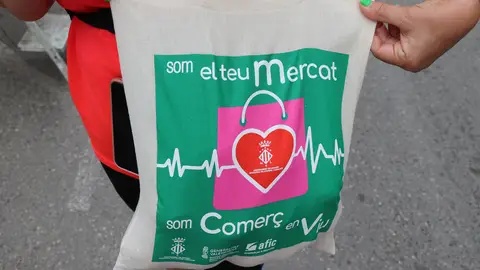 El Ayuntamiento de Sagunto reparte bolsas de tela para reivindicar el comercio local El Ayuntamiento de Sagunto reparte bolsas de tela para reivindicar el comercio local